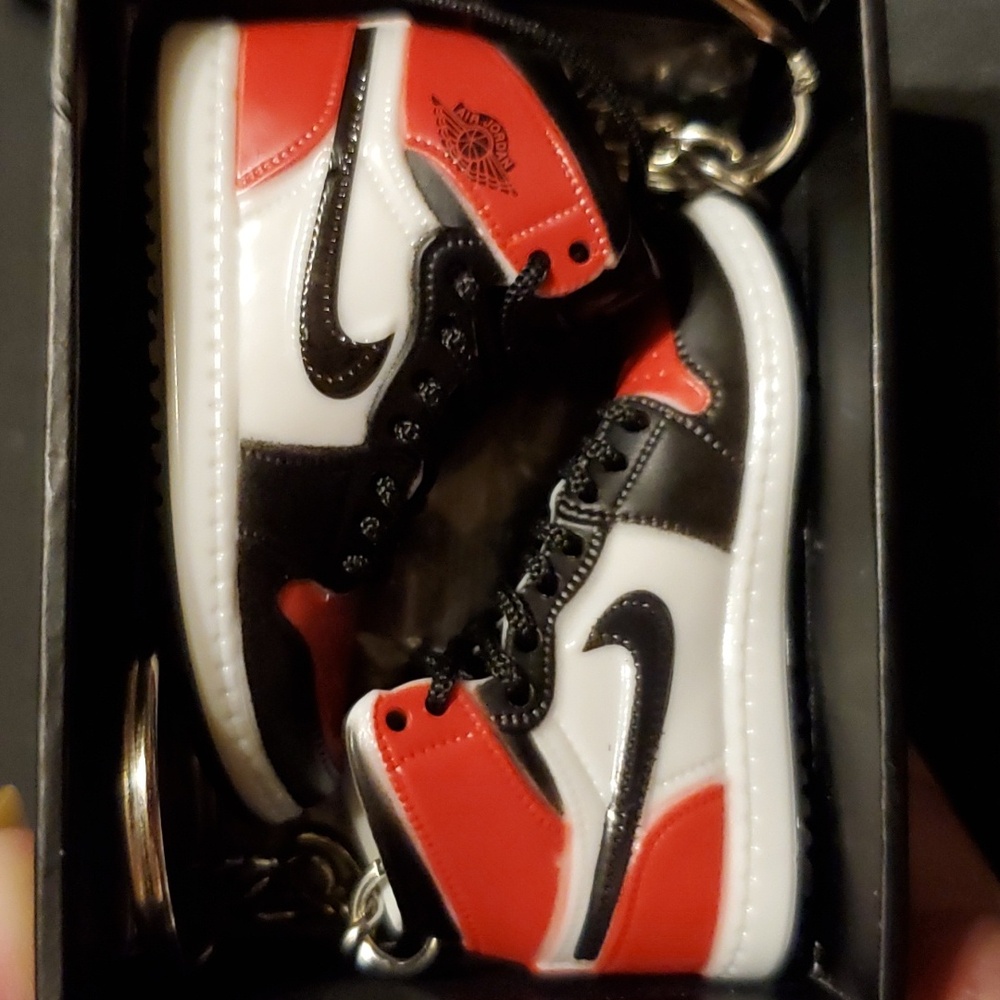 Custom Nike Shoe Keychains set of 2 shoes. (1 pair.) ❤️🖤 - Picture 13 of 16